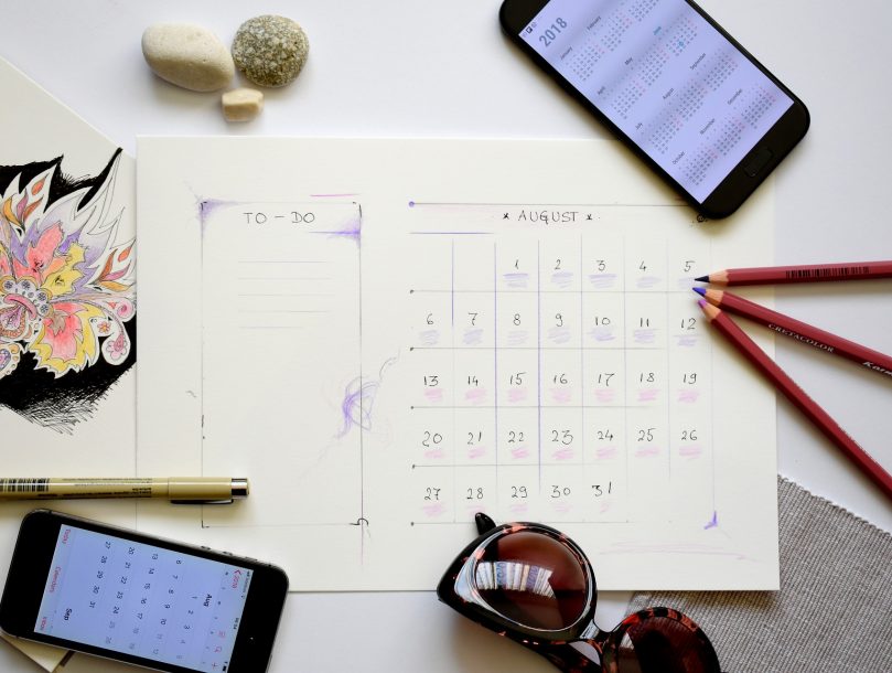 yrittäjän kalenteri, puhelimet ja kyniä suunnittelua varten